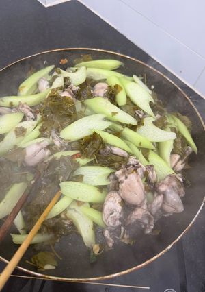 Hình của món Ếch xào lá giang, bạc hà chua chua cay cay thơm ngon.