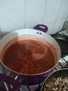 Una foto de Salsa de tomate casera con especias frescas