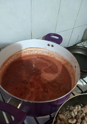 Una foto de Salsa de tomate casera con especias frescas
