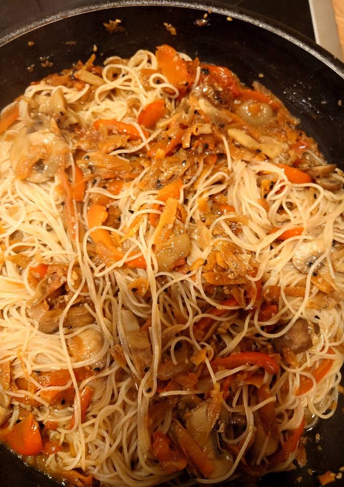Фунчоза з грибами і овочами