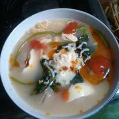 Mie Sup Tomat Pedas Keju Meleleh রেসিপির প্রধান ছবি