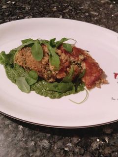 Una foto de Pastel de quinoa, bacon y brócoli sobre pesto de rúcula