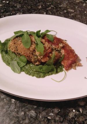 Una foto de Pastel de quinoa, bacon y brócoli sobre pesto de rúcula