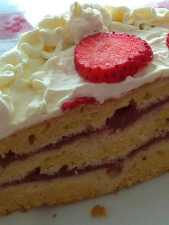 Una foto de Tarta de fresa y nata sin azúcar