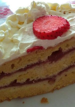 Una foto de Tarta de fresa y nata sin azúcar
