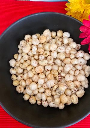 મસાલા મખાના(Masala makhana recipe in Gujarati) રેસીપી મુખ્ય ફોટો