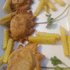 A picture of Sunflower 🌻 shaped tea time snacks.
