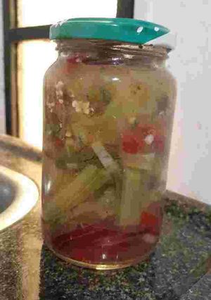Una foto de Nada se tira todo se recicla: pencas de acelga en escabeche
