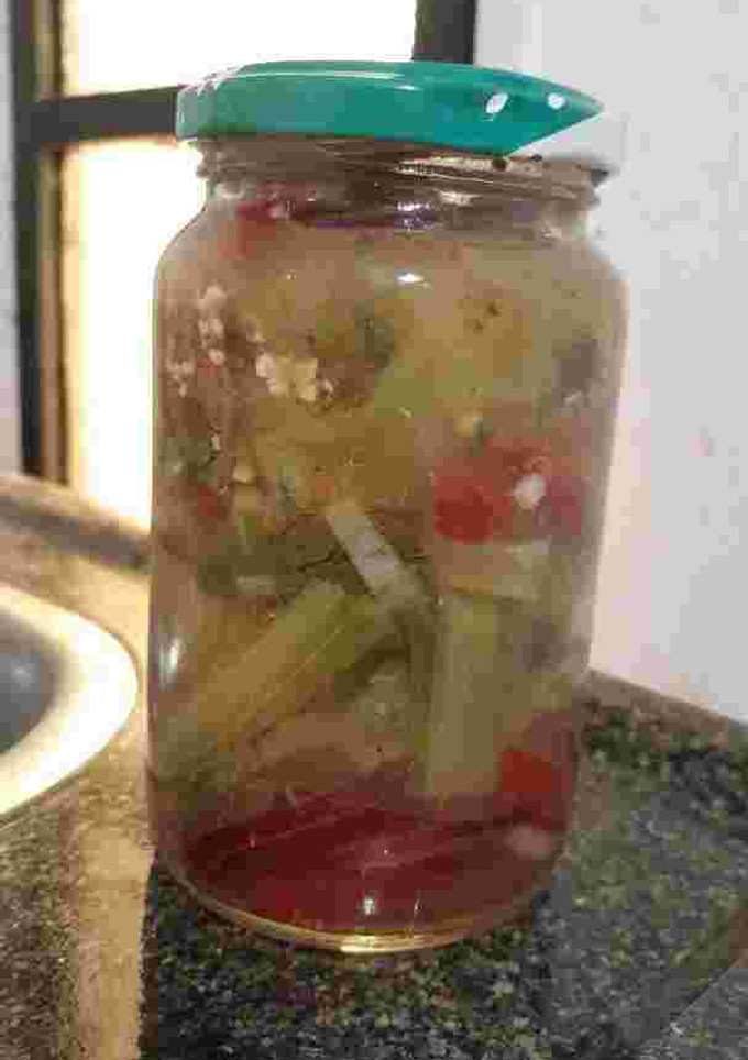 Una foto de Nada se tira todo se recicla: pencas de acelga en escabeche