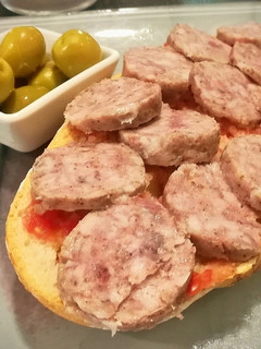 Una foto de Medio llonguet con tomate y butifarra blanca