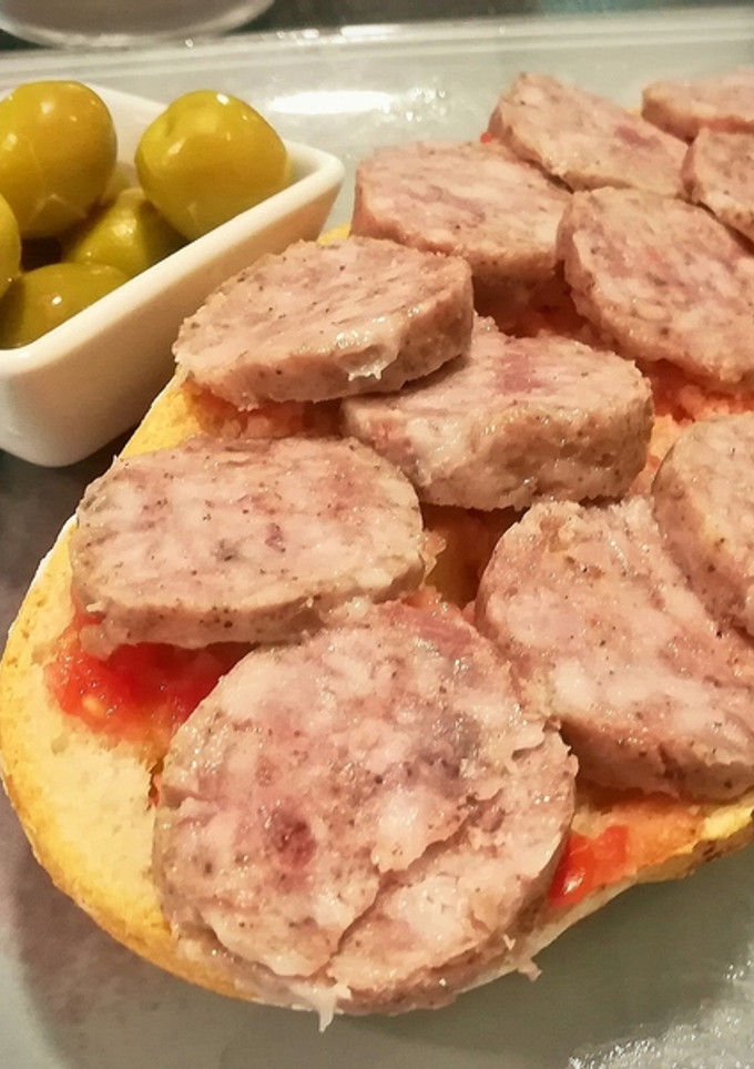 Una foto de Medio llonguet con tomate y butifarra blanca