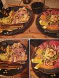 Entrada de Sashimi con plato de fondo Salmón, Paella y Puerros