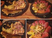 Una foto de paella de marisco al horno