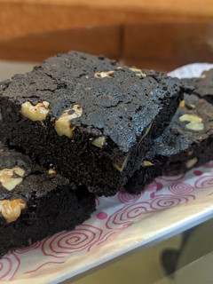चॉकलेट वॉलनट ब्राऊनी (chocolate walnut brownie recipe in marathi) रेसिपी चे मुख्य फोटो