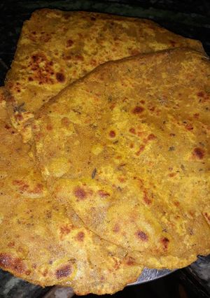 A picture of Besan kasuri methi masala paratha.