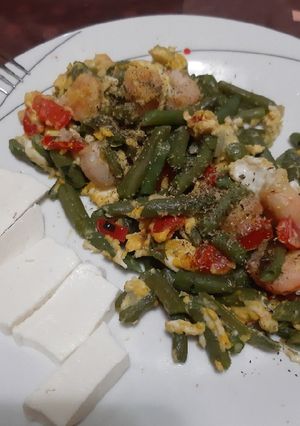 Una foto de Revuelto de gambas y habichuelas