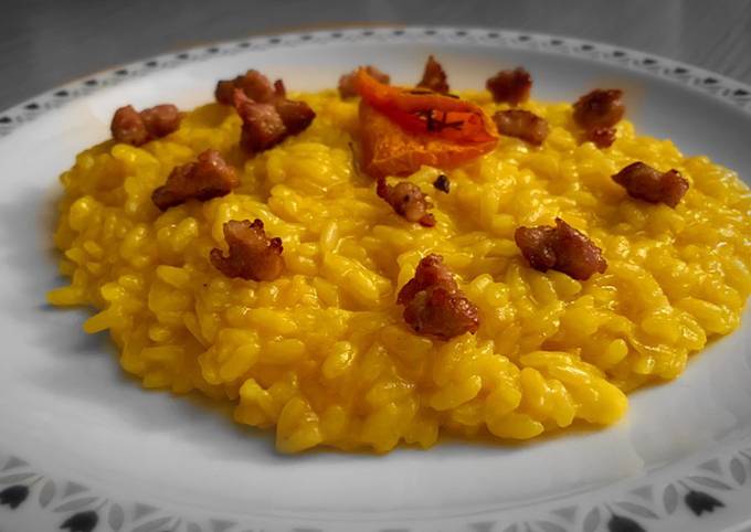 Risotto allo zafferano con ragù di salsiccia e chips di zucca croccante 🥓 🎃