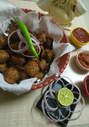 A picture of Green Lentil-Onion Fritters (Chilkewali Moong Dal Pakodas).