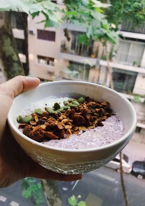 Una foto de Smoothie de frutos rojos con yogurt 💜