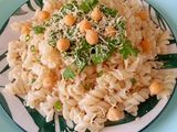 Зелений салат з макаронами, нутом і соусом песто