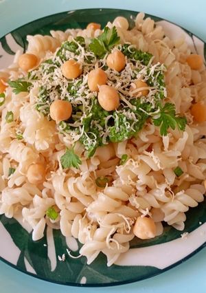 Фото Зелений салат з макаронами, нутом і соусом песто.