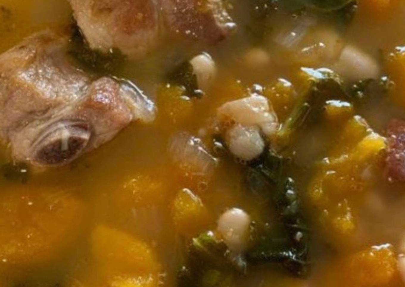 Judías blancas con costillas, calabaza y kale