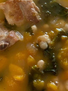 Una foto de Judías blancas con costillas, calabaza y kale