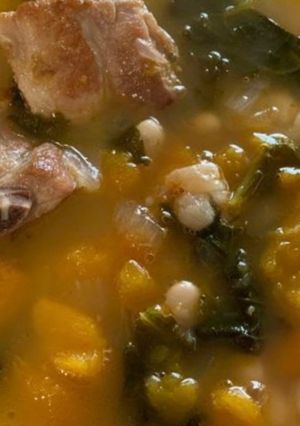 Una foto de Judías blancas con costillas, calabaza y kale