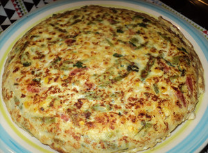 Una foto de Tortilla de porotos verdes, choclo y tomate a la albahaca