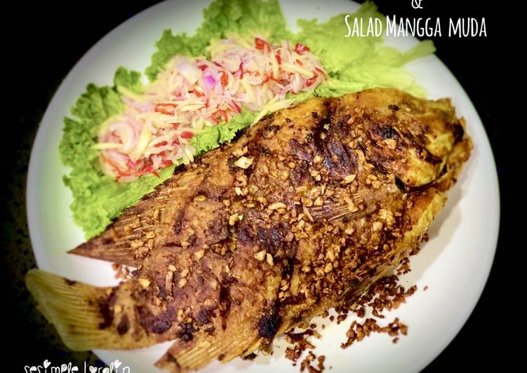 Resepi Ikan Tilapia Goreng Bawang Putih &amp; Salad Mangga Muda (Pla Tod Kra-tiam) yang Lezat