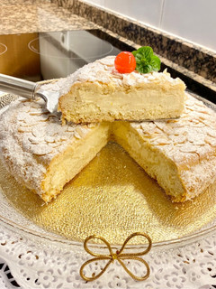 Una foto de Pastel con crema de almendras y mascarpone (Cake with almond cream and mascarpone)