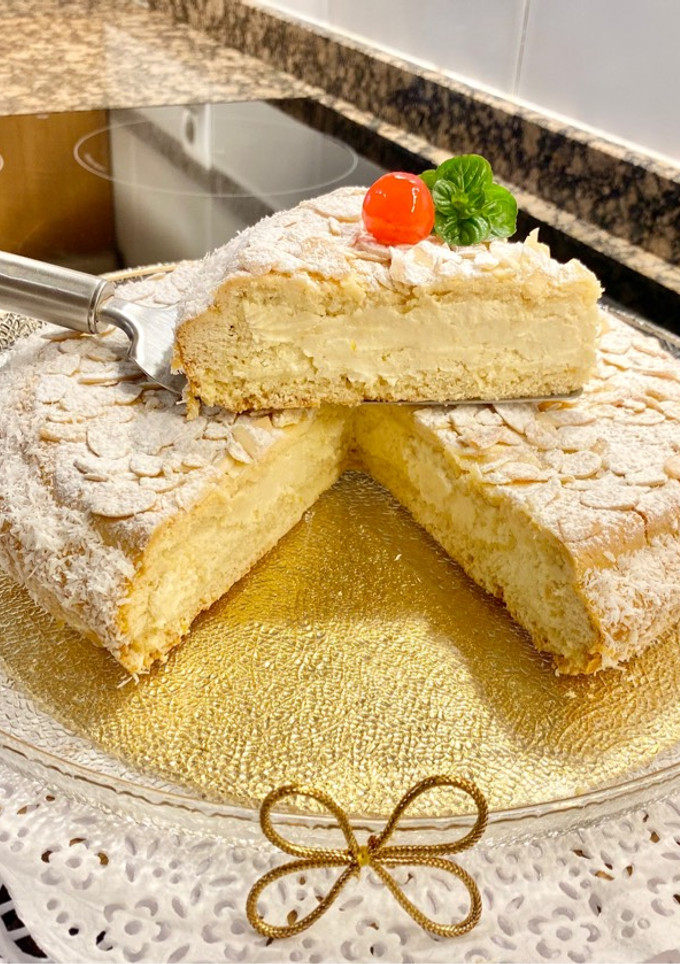 Una foto de Pastel con crema de almendras y mascarpone (Cake with almond cream and mascarpone)