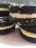 Alfajor oreo con sésamo relleno de limón