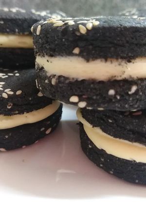 Una foto de Alfajor oreo con sésamo relleno de limón
