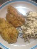 Filete de pescado jugoso al sartén con ajo y cebolla