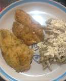 Filete de pescado jugoso al sartén con ajo y cebolla