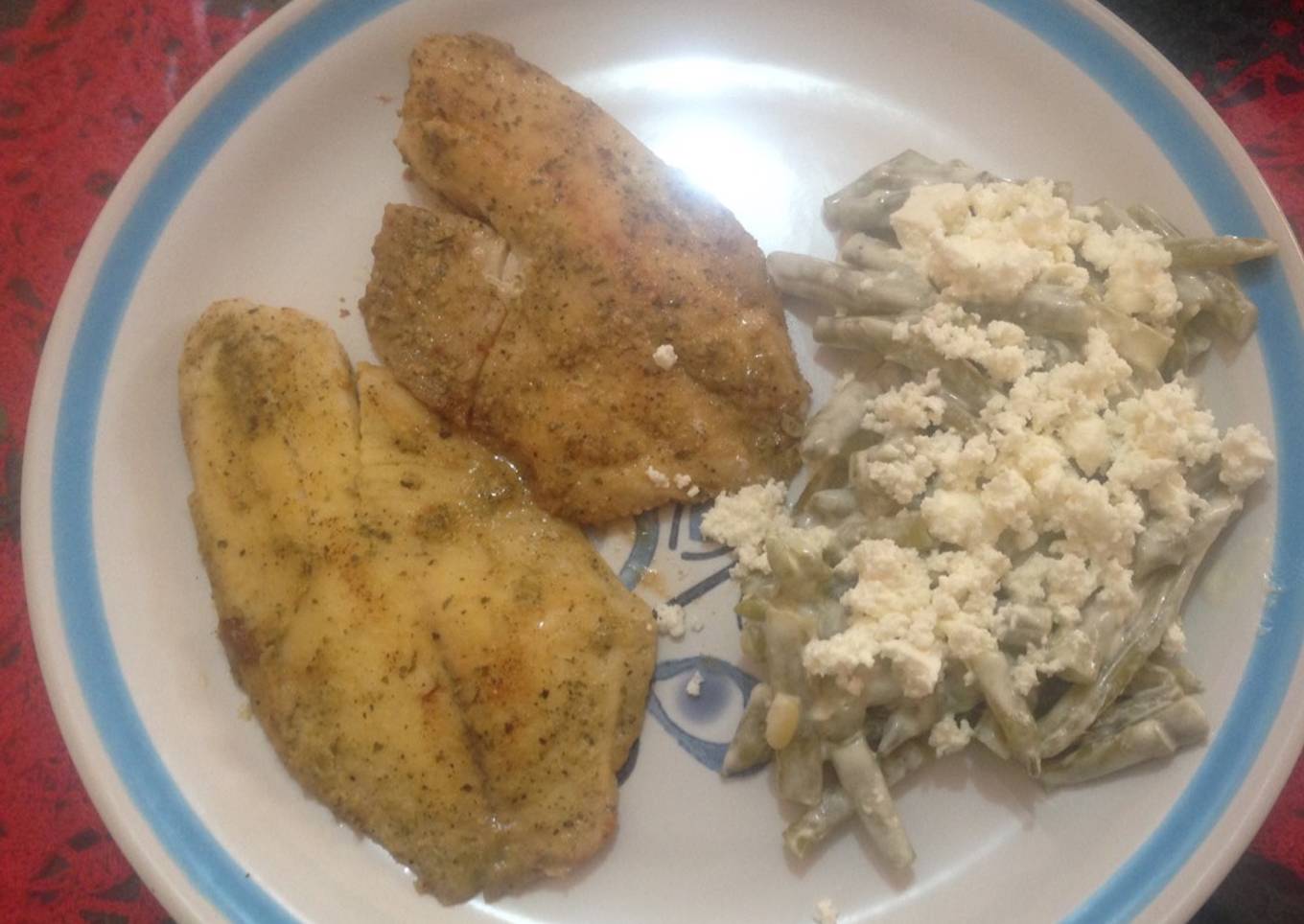 Filete de pescado jugoso al sartén con ajo y cebolla