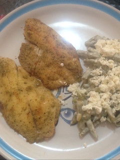 Una foto de Filete de pescado jugoso al sartén con ajo y cebolla