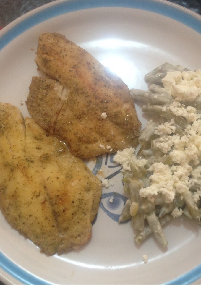 Una foto de Filete de pescado jugoso al sartén con ajo y cebolla