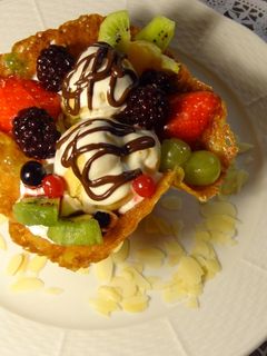 Csokoládés profiterol florentin kosárkában friss gyümölcsökkel recept fotója