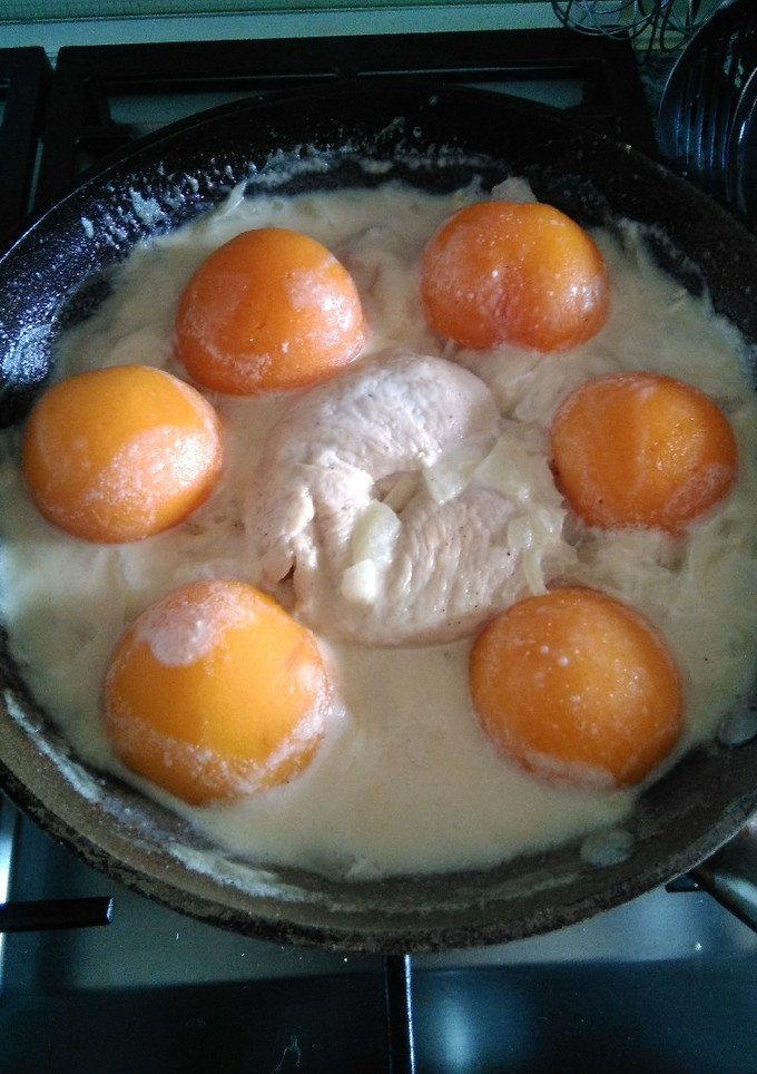 Una foto de Pollo 🍗 con melocotón 🍑 y nata