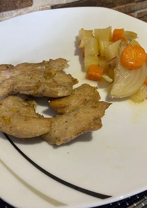 Csirkemell zöldségágyon sütve recept fotója