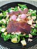 Ensalada de canónigos con atún, mojama y queso de tomates secos con aceitunas negras
