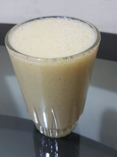 صورة لوصفة عصير الموز والتفاح والبرتقال 🍸