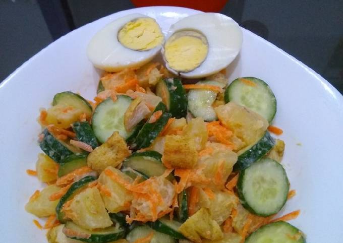 Salad kentang dan telor rebus(makan siang)