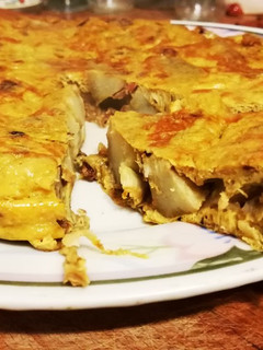 Una foto de Tortilla de alcachofas y jamón