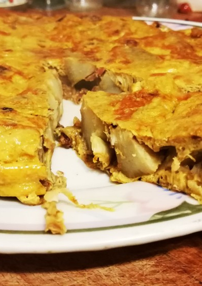 Una foto de Tortilla de alcachofas y jamón