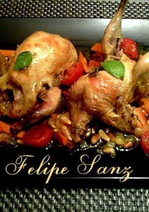 Foto principal de Codornices con salsa de miel piñones y tomates salteados