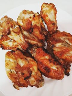รูปของ ปีกไก่ทอดน้ำปลา ในหม้อทอดไร้น้ำมัน