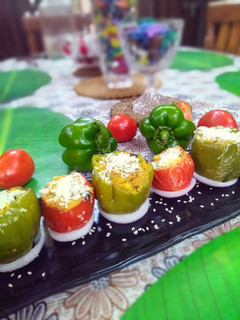 स्टफ्ड चीज़ी टमाटर एंड कैप्सिकम (Stuffed cheese tamatar and capsicum recipe in hindi) रेसिपी मुख्य फोटो